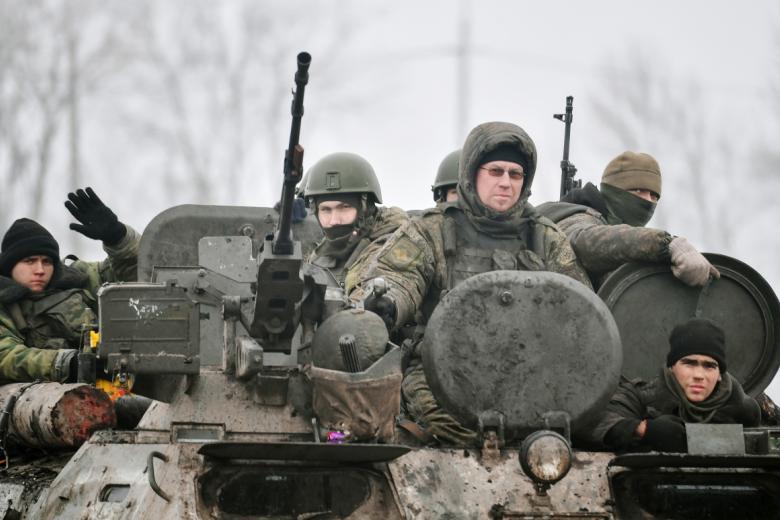 Российские военнослужащие в колонне военной техники на шоссе возле границы с Украиной в Белгородской области