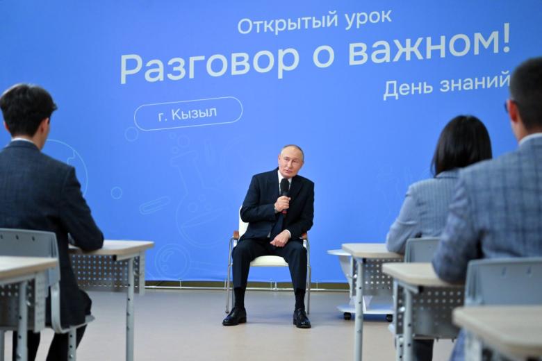 Владимир Путин во время посещения средней общеобразовательной школы № 20 им. Героев Отечества г. Кызыла в ходе рабочей поездки в Тыву
