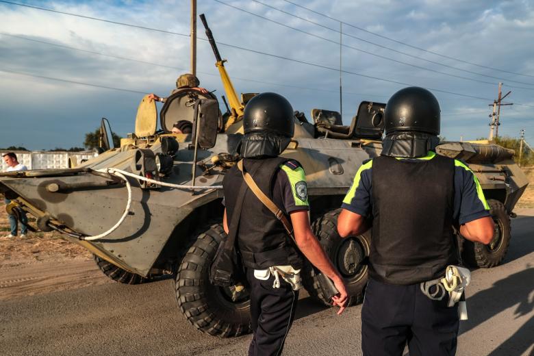 БТР-80 у территории исправительной колонии строгого режима №19