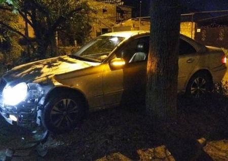 Угонщики разбили служебный Mercedes и. о. министра ЖКХ Крыма