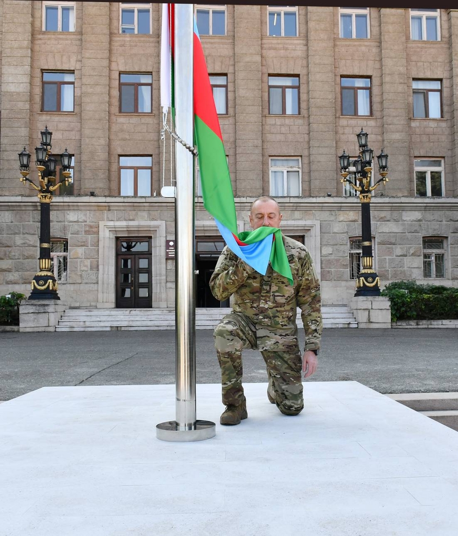 Ильхам Алиев поднял Государственный флаг Азербайджанской Республики в городе Ханкенди