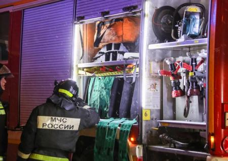 Ангар с газовыми баллонами загорелся в Москве 