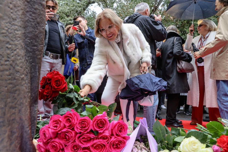 Актриса Людмила Максакова на торжественном открытии памятника вахтанговским корифеям