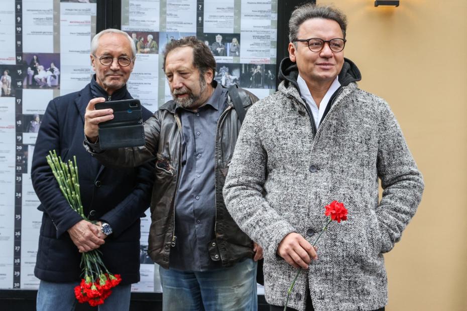 Актёр Александр Олешко на торжественном открытии памятника вахтанговским корифеям