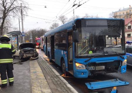 Иномарка в Москве врезалась в автобус и сбила двоих человек на остановке
