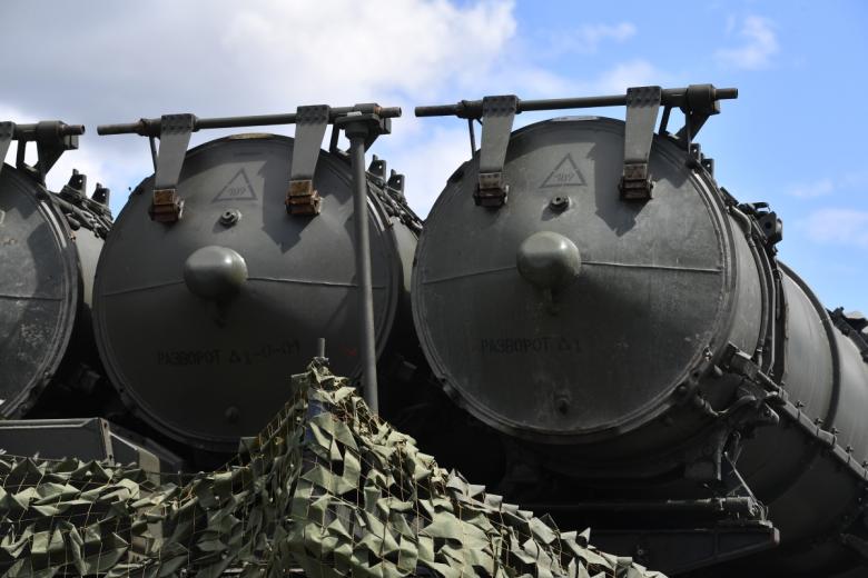 Пусковая установка в составе зенитно-ракетной системы (ЗРС) С-300