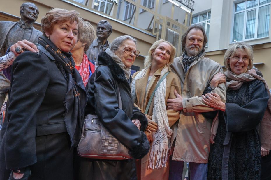 Вдова актера В.Этуша Елена Горбунова (слева), дети Ю.Яковлева — актриса Алена Яковлева (вторая справа) и режиссер Антон Яковлев на торжественном открытии памятника вахтанговским корифеям