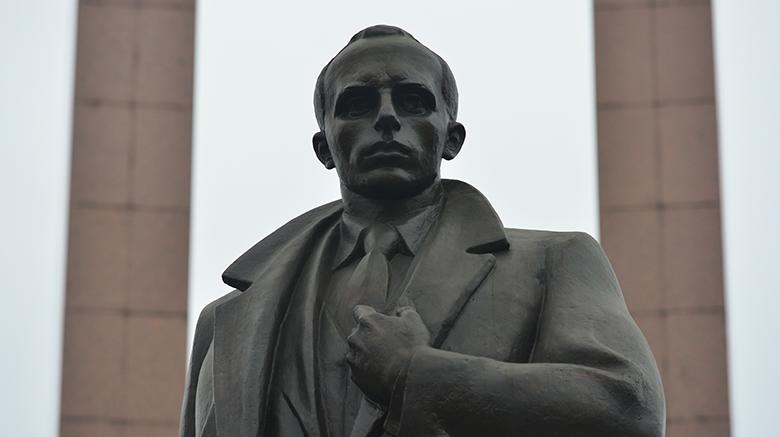 Памятник Степану Бандере во Львове