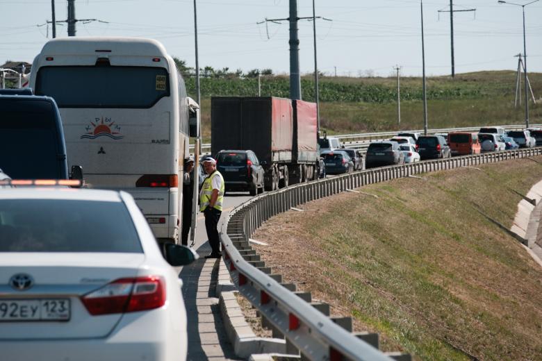 Очередь из автомобилей в сторону Крымского моста