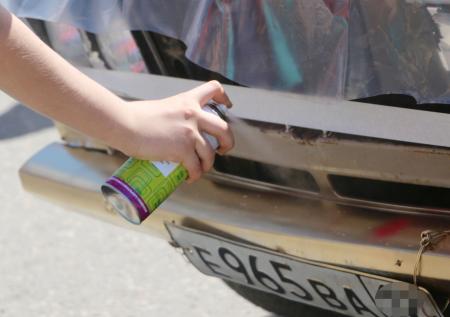 Москвич разрисовал чужие автомобили свастикой