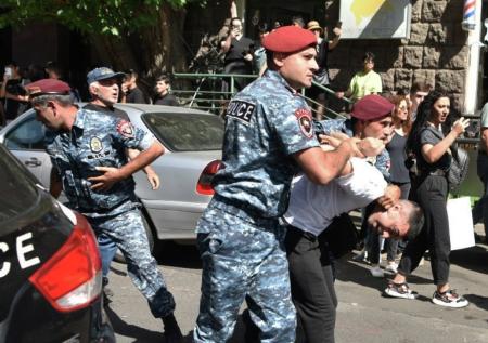 Названо общее число задержанных на протестах в Ереване за два дня