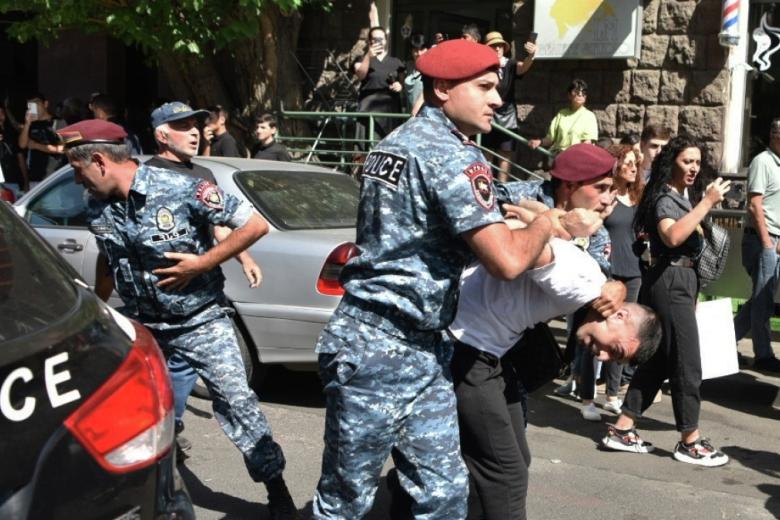 Сотрудники полиции задерживают участника протеста на фоне эскалации в Нагорном Карабахе на площади Республики в Ереване