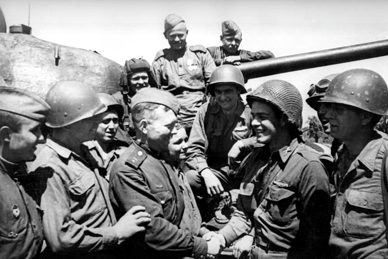 Великая Отечественная война 1941-1945 гг. Встреча советских и американских солдат на подступах к Вене