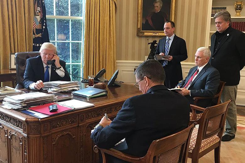 Президент США Дональд Трамп в своём кабинете