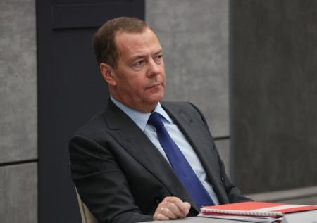 «Превозносят палачей»: Медведев обвинил ряд стран в борьбе с памятью о ВОВ
