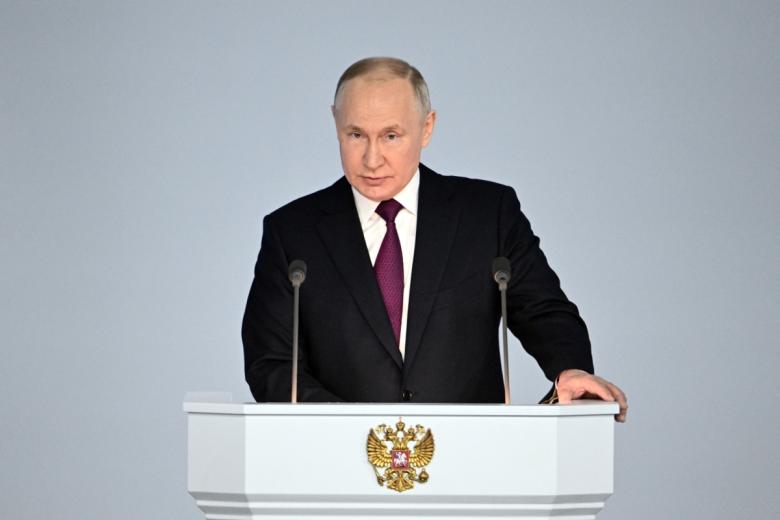Президент РФ Владимир Путин во время выступления с ежегодным посланием Федеральному собранию РФ в Гостином Дворе