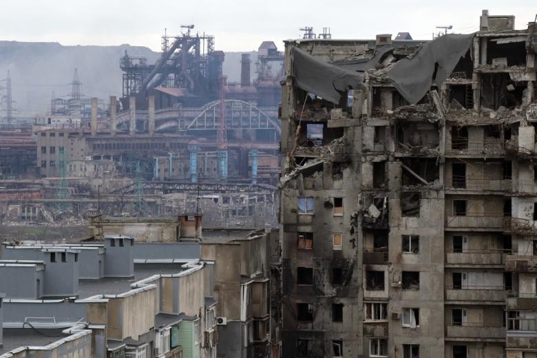 Разрушенный дом около завода "Азовсталь" в Мариуполе