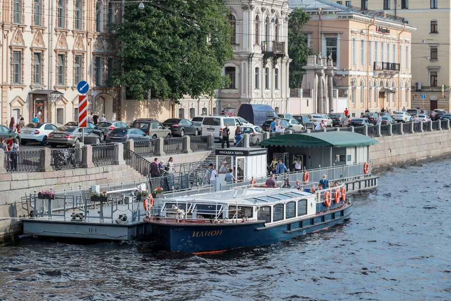 Аничков мост, вид на реку Фонтанка