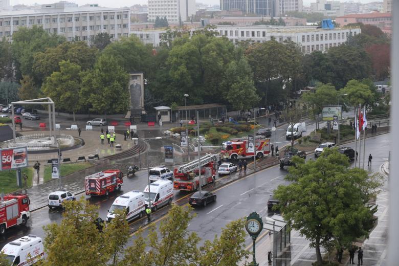 Спасательные машины направляются к месту взрыва в Анкаре, Турция