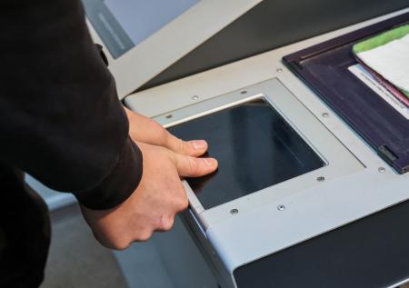 В Казахстане у иностранцев начнут брать отпечатки пальцев