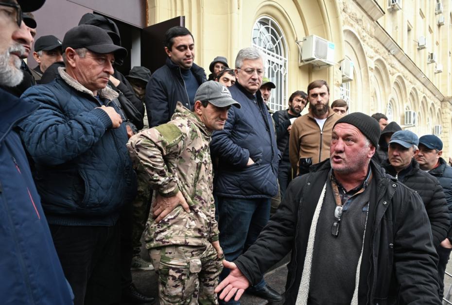 Сторонники оппозиции у здания парламента Абхазии в Сухуме. 18 ноября 2024 г.
