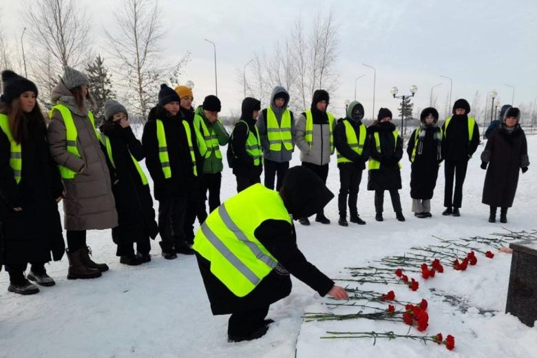 Люди возлагают цветы к мемориалу «Добрый Ангел мира» в память о погибших при частичном обрушении жилого дома на улице Мира в Нижневартовске