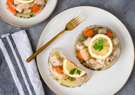 Чем можно заменить холодец на столе: вкус такой же, а готовится быстрее