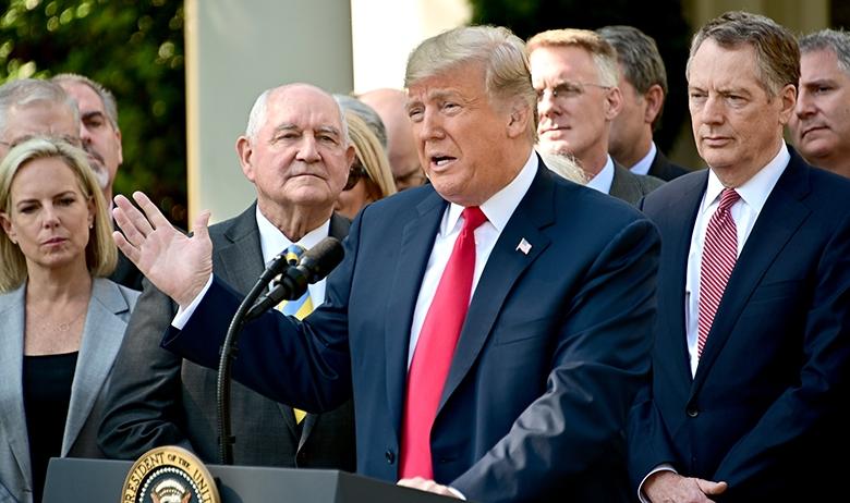 Президент США Дональд Трамп (в центре)