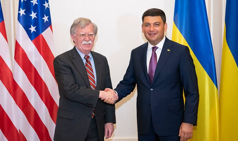 Помощник президента США по нацбезопасности Джон Болтон и премьер-министр Украины Владимир Гройсман
