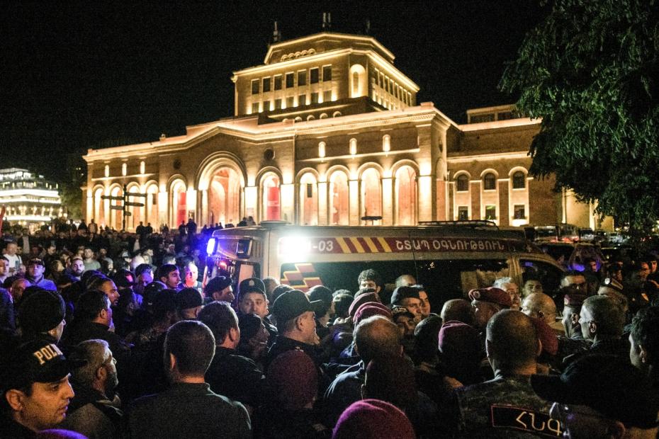 Участники протестной акции и сотрудники правоохранительных органов на площади Республики