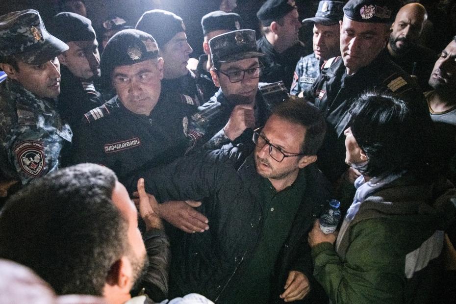 Участники протестной акции и сотрудники правоохранительных органов на площади Республики