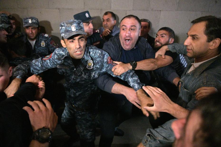 Участники протестной акции и сотрудники правоохранительных органов на площади Республики