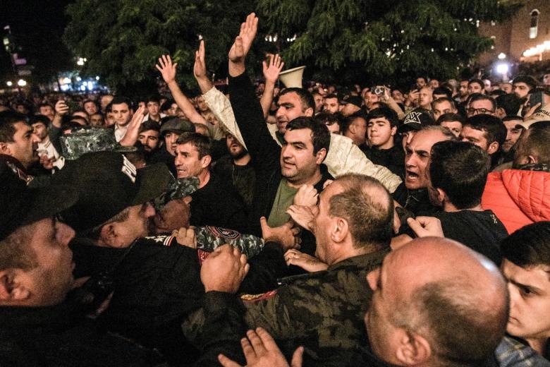 Участники протестной акции и сотрудники правоохранительных органов на площади Республики