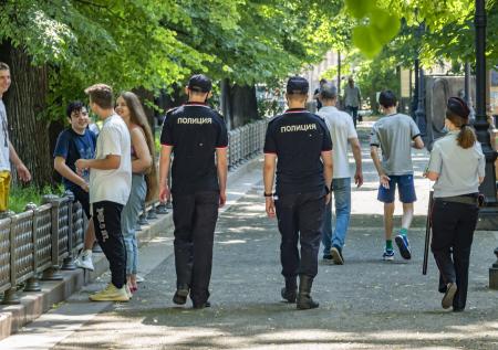 Полицейские решили разогнать отдыхающих на Патриарших прудах