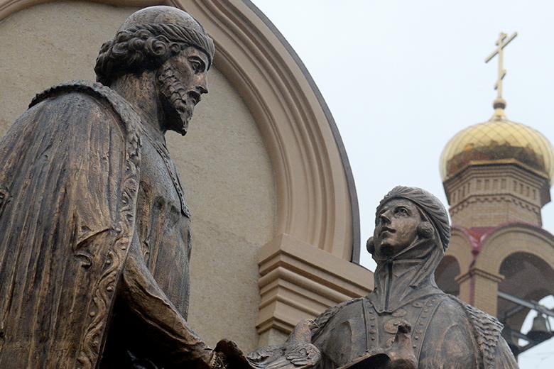 Памятник благоверным князю Петру и княгине Февронии