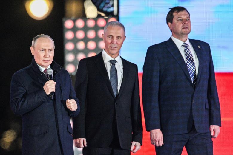 Президент РФ Владимир Путин, Владимир Сальдо и Евгений Балицкий (слева направо) во время митинга-концерта на Красной площади