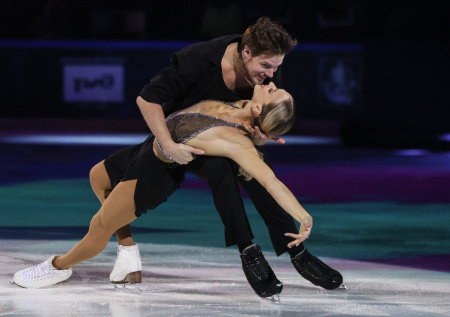 Призера Олимпиады унесли со льда после травмы на шоу Навки