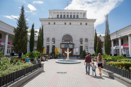 Онищенко выступил против поездок в Крым во время выходной недели