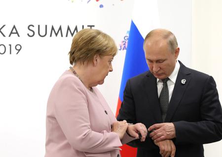 Путин помог подрастерявшейся Меркель в Осаке