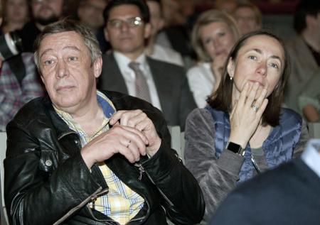 Жена Ефремова выберет для актёра нового адвоката