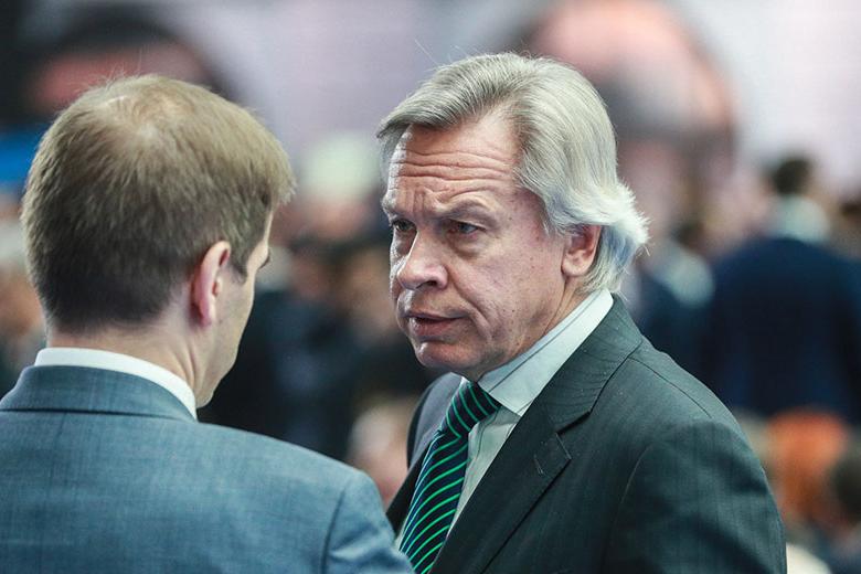 Алексей Пушков (справа)