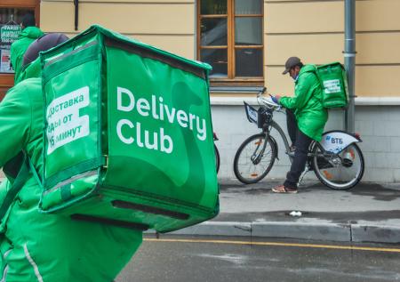 Штрафы плывут в офшор: курьеры Delivery Club остаются в долгу у нанимателя