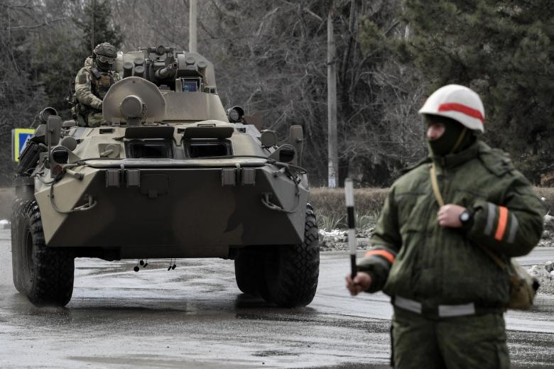 Бронетранспортёр БТР-82А ВС РФ на шоссе в районе границы с Украиной