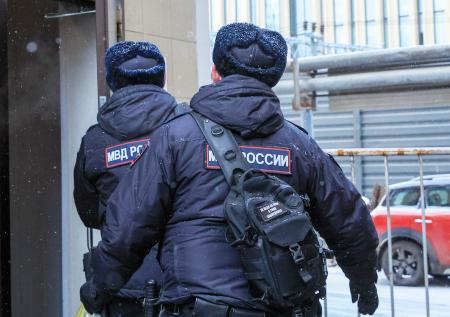 Почти 30 человек задержали после нападения на полицию