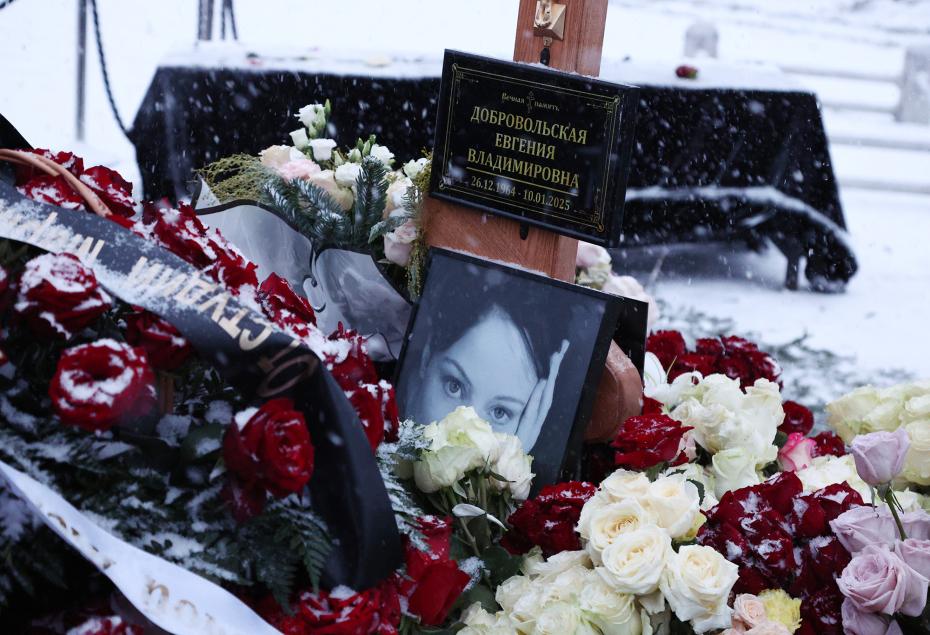 Могила актрисы Евгении Добровольской на Троекуровском кладбище
