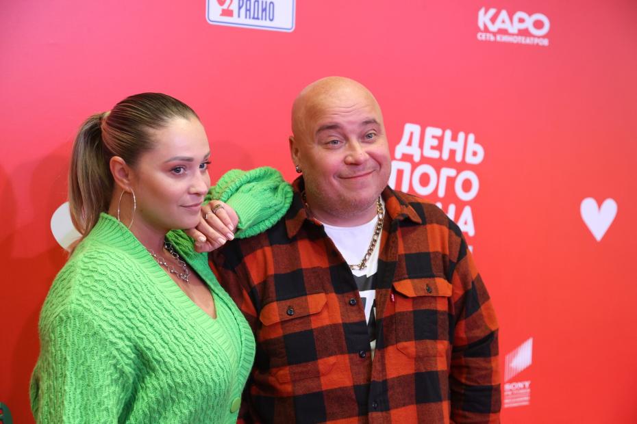 Доминик Джокер и Катя Кокорина на премьере фильма режиссёра Александра Баршака «День слепого Валентина» в киноцентре «Октябрь» в Москве.