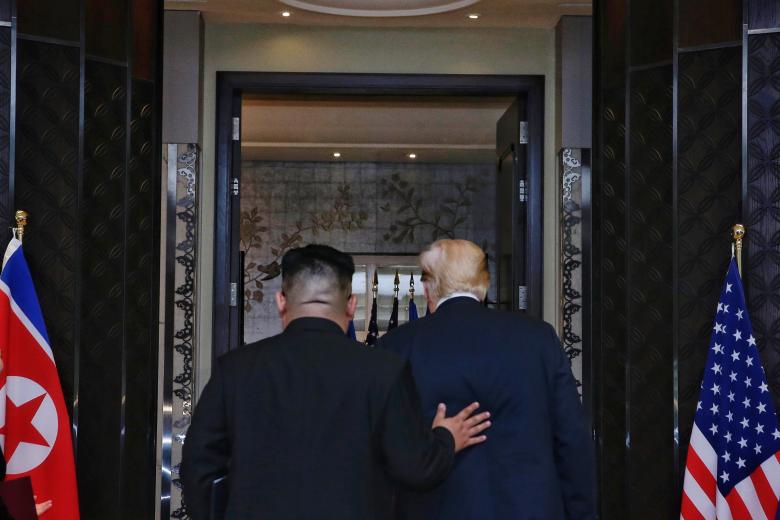 Президент США Дональд Трампм и лидер Северной Кореи Ким Чен Ын на саммите в Сингапуре