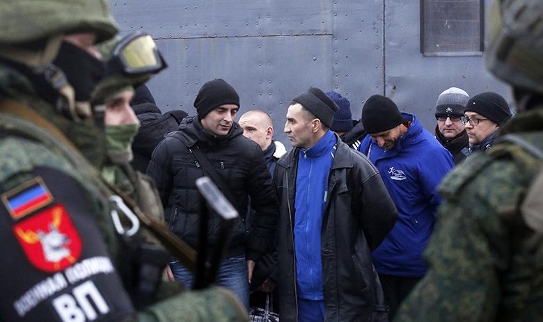 Во время обмена пленными между Киевом и Донецкой народной республикой у контрольно-пропускного пункта (КПП) «Майорск» на линии разграничения в районе Горловки. Донецк передал Киеву 58 человек в обмен на 165 заложников