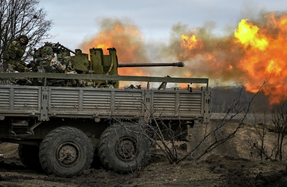 Военнослужащие расчета «кочующей» зенитной установки С-60 ЦВО работают по позициям ВСУ