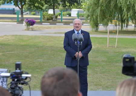 Лукашенко: оппозиция попросила защиты от силовиков